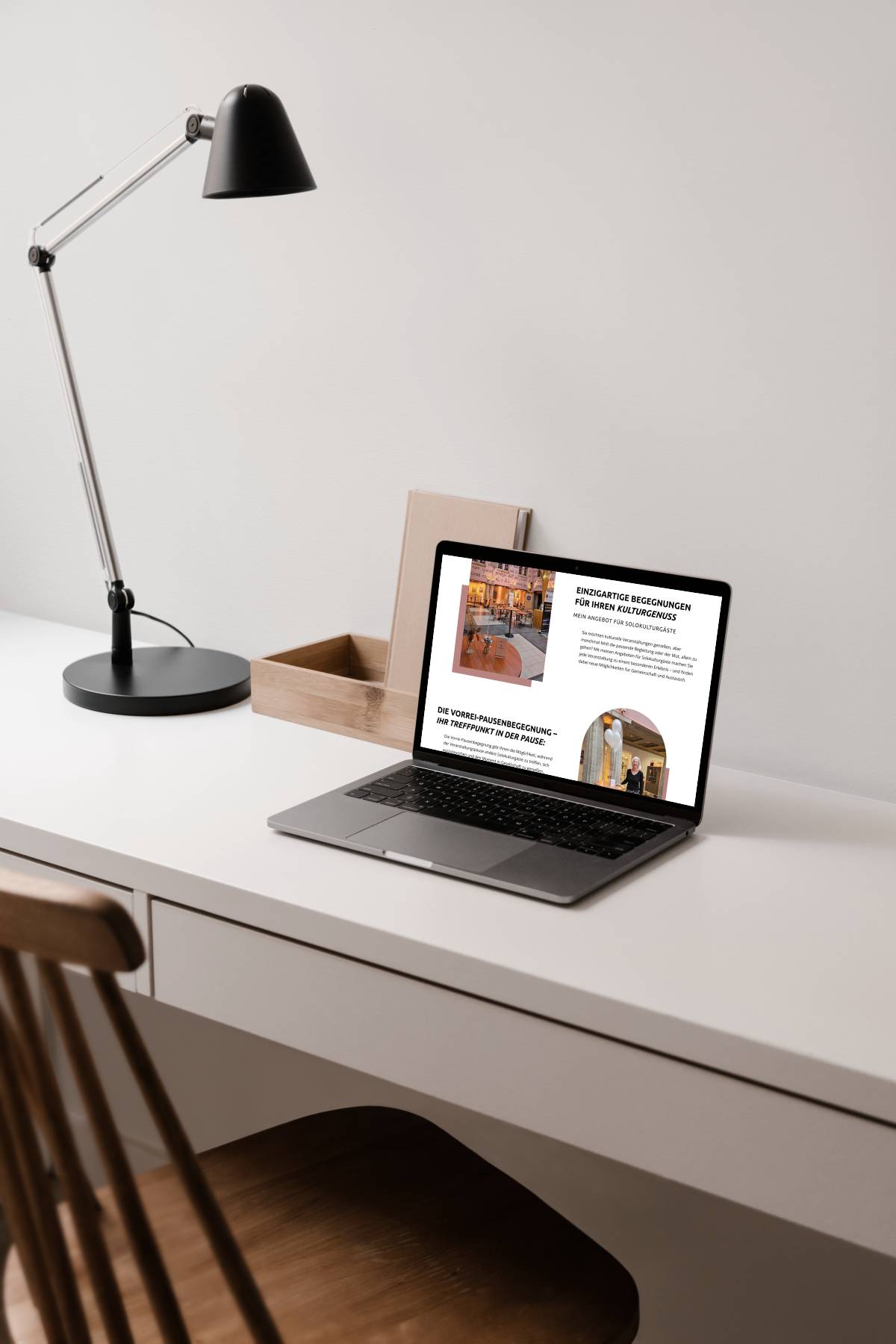 ein Laptop Mockup der Website von Hannah Willemsen auf einem weißen Schreibtisch