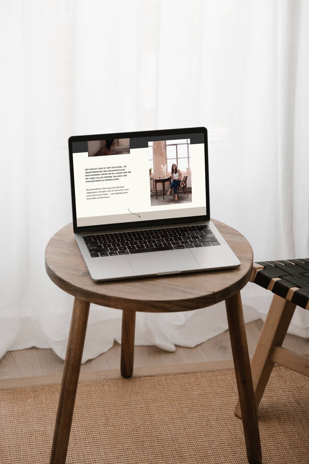 Laptop Mockup steht auf einem runden Holztisch und zeigt die Website von Hannah Willemsen