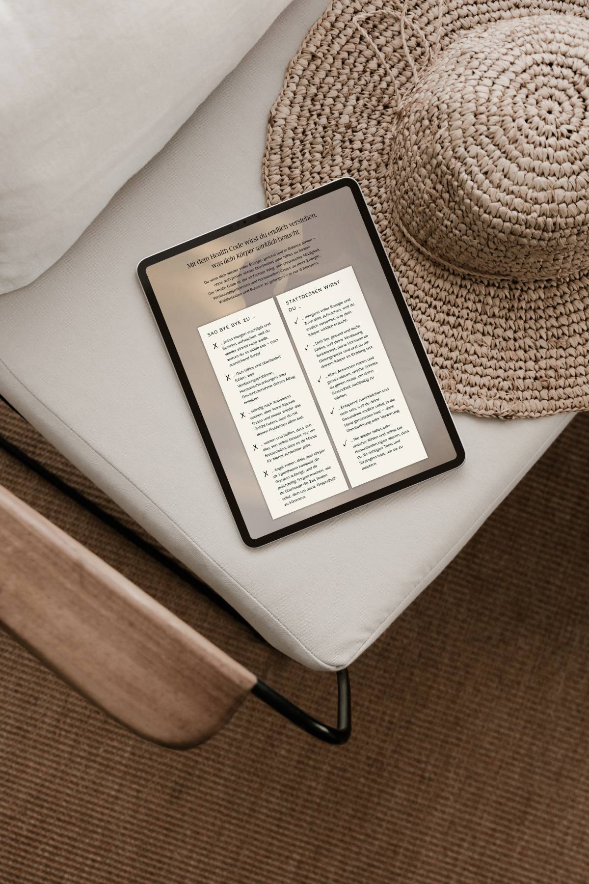 ein Tablet Mockup der Website von Hannah Willemsen auf einem Stuhl mit Strohhut daneben