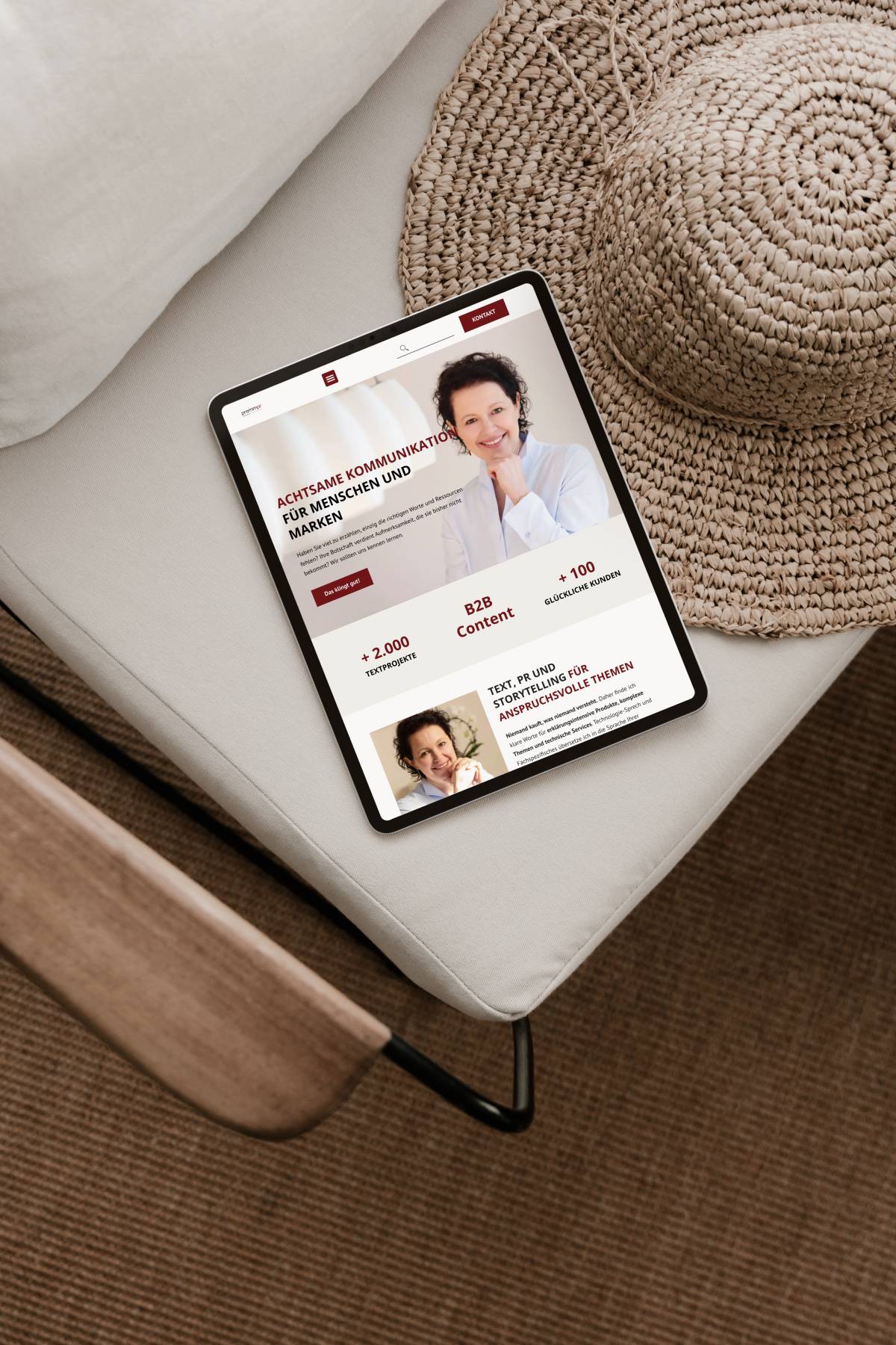 Mockup Tablet auf einem Stuhl mit Screenshot der Website von Premm PR